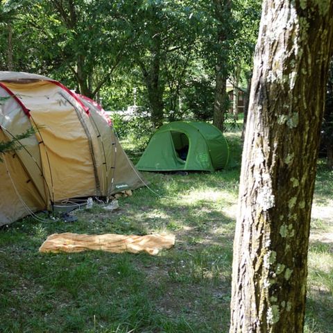 Kampeerplaats - XL 130m² + sanitaire cabine, koelkast en plancha