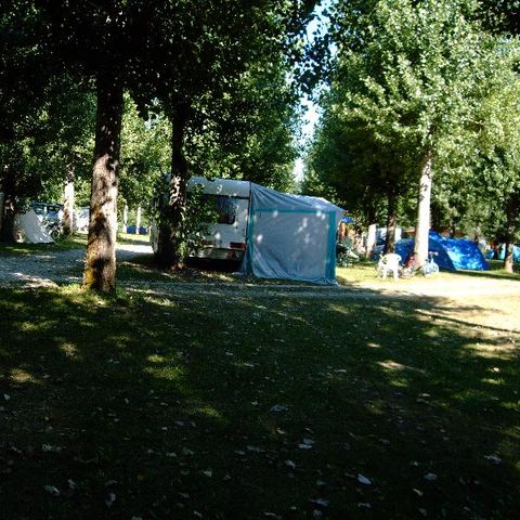 Stellplatz - Stellplatz + 1 Fahrzeug + Strom