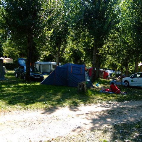 Stellplatz - Stellplatz + 1 Fahrzeug + Strom