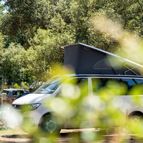 Kampeerplaats - Comfortpakket: grote caravan of camper / - 1 auto - / elektriciteit