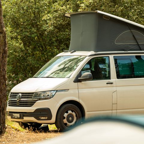 Stellplatz - Forfait Confort : großer Wohnwagen oder Wohnmobil / 1 Auto / Strom