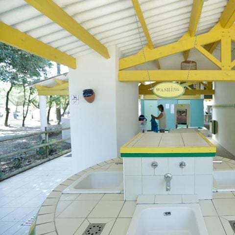 Pitch - Privilege package (1 tent, caravan or motor home / 1 car / 10A electricity) + Water connection and drainage