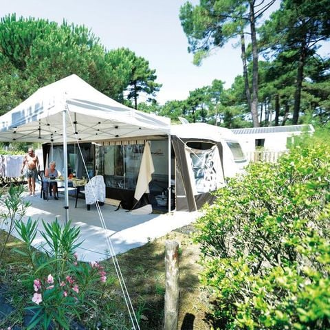 STAANPLAATS - Privilege pakket (1 tent, caravan of camper / 1 auto / 10A elektriciteit) + Wateraansluiting en afvoer