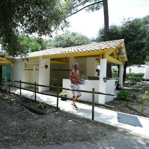 PARCELA - Paquete privilegio (1 tienda, caravana o autocaravana / 1 coche / electricidad 10A) + Toma de agua y desagüe