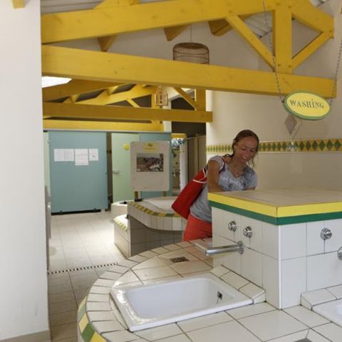 PIAZZOLA - Pacchetto Comfort (1 tenda, roulotte o camper / 1 auto / elettricità 10A)