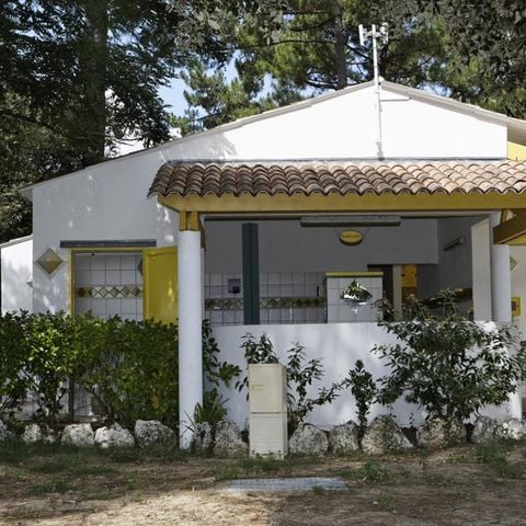 PARCELA - Paquete confort (1 tienda, caravana o autocaravana / 1 coche / electricidad 10A)