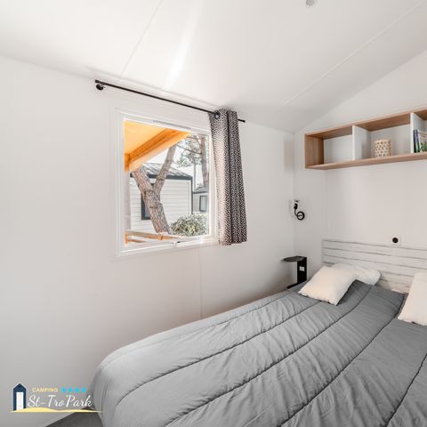 Mobilheim 4 Personen - Mobilheim Premium 32m² (2 Schlafzimmer - 2 Badezimmer) + Geschirrspülmaschine + halbüberdachte Terrasse 15m².