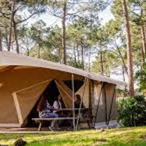 Safaritent 4 personen - houten vloer, 2 slaapkamers, ingerichte keuken, terras