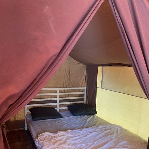 Tente en toile et en bois 4 personnes - plancher bois, 2 chambres, cuisine équipée, terrasse