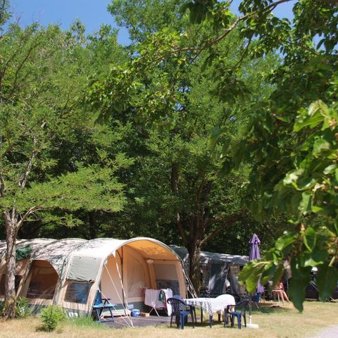 EMPLACEMENT - Classique 100m² (2 personnes, 1 tente, caravane ou camping-car / 1 voiture) +electricité 10A