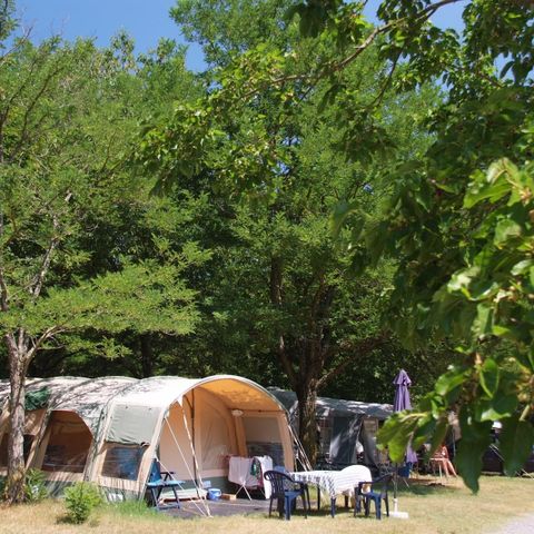 Kampeerplaats - Klassieke standplaats 100m² (2 personen, 1 tent, caravan of camper / 1 auto) +elektriciteit 10A 2 pers