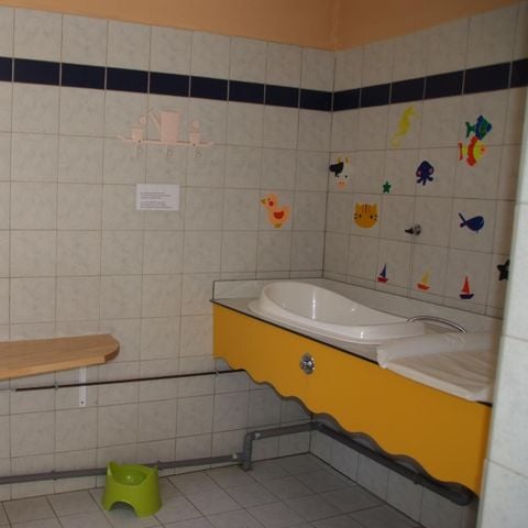 STAANPLAATS - Klassieke standplaats 100m² (2 personen, 1 tent, caravan of camper / 1 auto) +elektriciteit 10A 2 pers