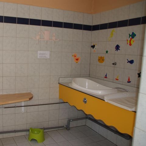 Stellplatz - Stellplatz Classique 100m² (2 Personen, 1 Zelt, Wohnwagen oder Wohnmobil / 1 Auto) +Strom 10A 2 Pers.