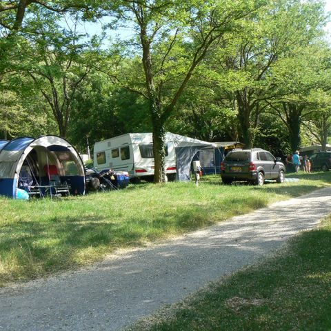 Kampeerplaats - Klassieke standplaats 100m² (2 personen, 1 tent, caravan of camper / 1 auto) +elektriciteit 10A 2 pers