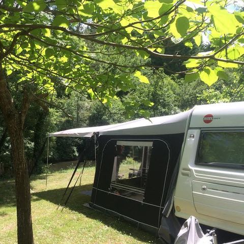 Kampeerplaats - Grote staanplaats : +150 m² (auto + tent/caravan/kampeerauto + 10A elektriciteit) 2 pers