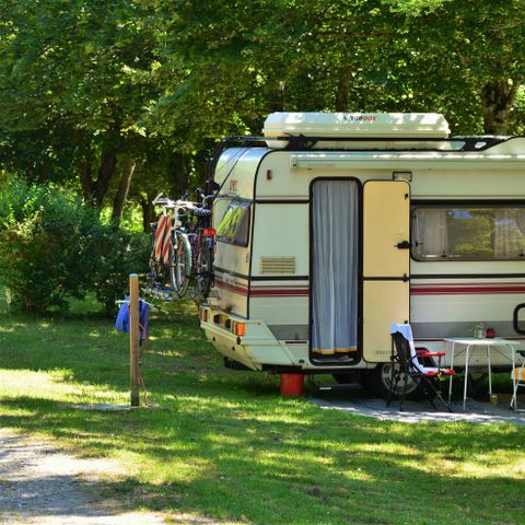 Kampeerplaats - Grote staanplaats : +150 m² (auto + tent/caravan/kampeerauto + 10A elektriciteit) 2 pers
