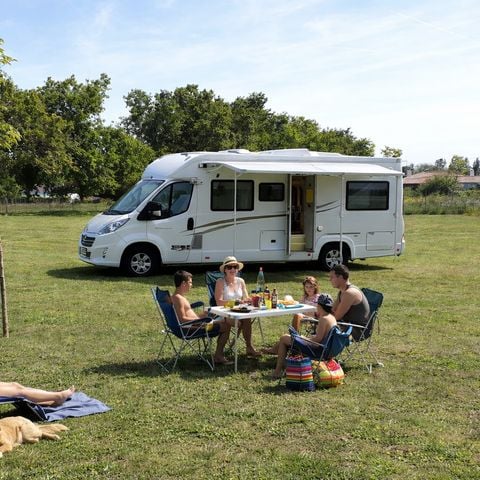 STAANPLAATS - Kampeerplaats 2/6 pers