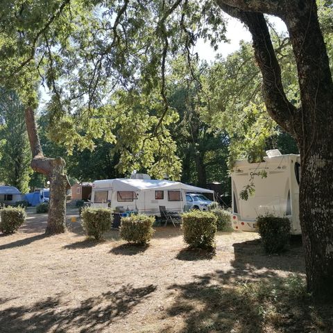 STAANPLAATS - standplaats kampeerauto caravan bestelwagen