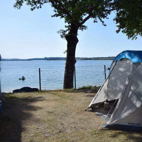 Stellplatz - Stellplatz Komfort "1. Reihe Seeblick"