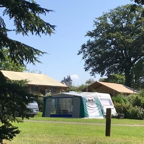 Kampeerplaats - Tent / camper / caravan en 1 voertuig met elektriciteit