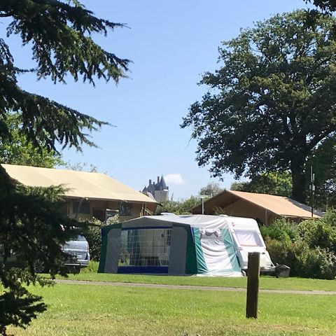 STAANPLAATS - Tent / camper / caravan en 1 voertuig met elektriciteit