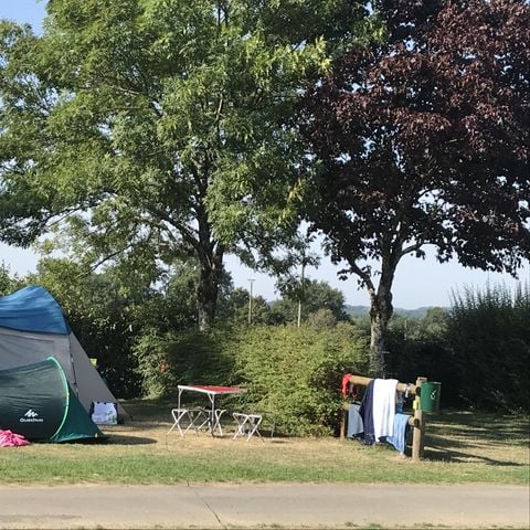 Kampeerplaats - Tent / camper / caravan en 1 voertuig met elektriciteit