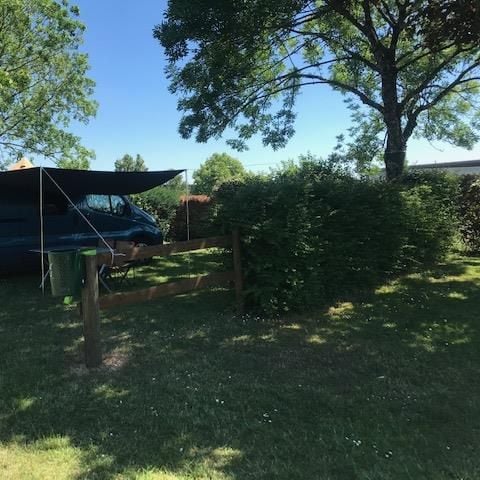 Kampeerplaats - Tent / camper / caravan en 1 voertuig met elektriciteit