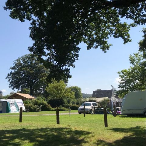 Kampeerplaats - Tent / camper / caravan en 1 voertuig met elektriciteit