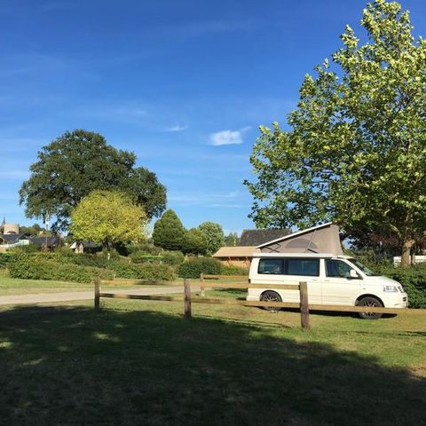 Kampeerplaats - Tent / camper / caravan en 1 voertuig zonder elektriciteit