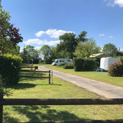 Kampeerplaats - Tent / camper / caravan en 1 voertuig zonder elektriciteit