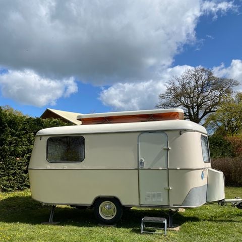 Caravan 2 personen - Eriba Toinette - gedeelde sanitaire voorzieningen