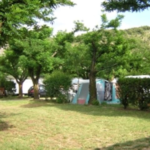 PARCELA - Paquete confort (1 tienda, caravana o autocaravana / 1 coche / electricidad 10A) 2/6 pers