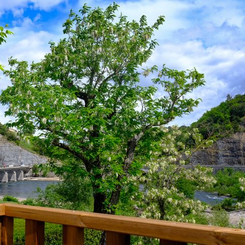 ALOJAMIENTO INUSUAL 2 personas - Tienda vivac plus + terraza y nevera