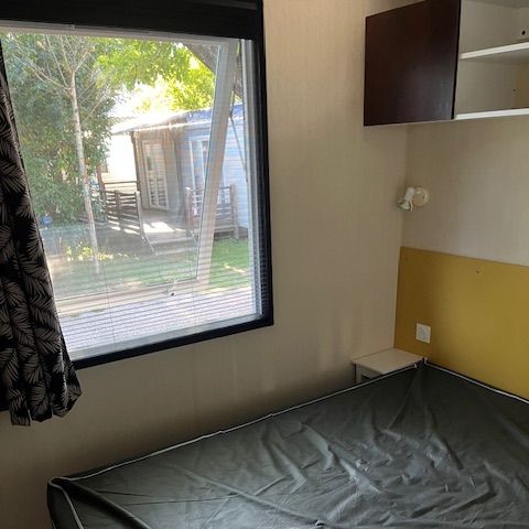 Stacaravan 5 personen - Standaard 32 m² 2 slaapkamers + 12m² halfoverdekt terras (9m²)