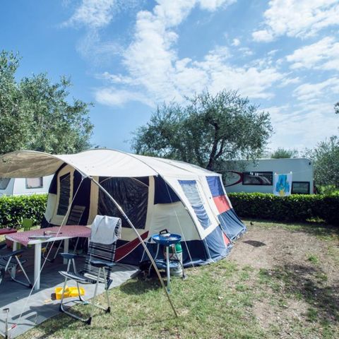 STAANPLAATS - Kampeerplaats Comfort Large - 75m² - 6 AMP