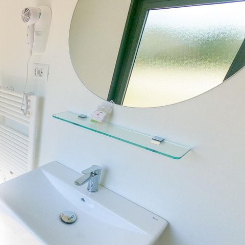 STAANPLAATS - Comfort standplaats met sanitair - 75m² - 6 ampère