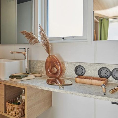 Mobilheim 4 Personen - TAOS Luxe 35m2 überdachte Terrasse + privates Jacuzzi - 4 pers 2 Schlafzimmer 2 Bäder - Klimaanlage