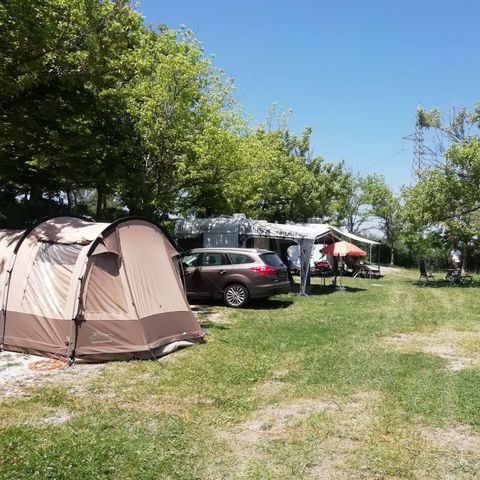 EMPLACEMENT - Voiture + tente/caravane ou camping-car + électricité +eau