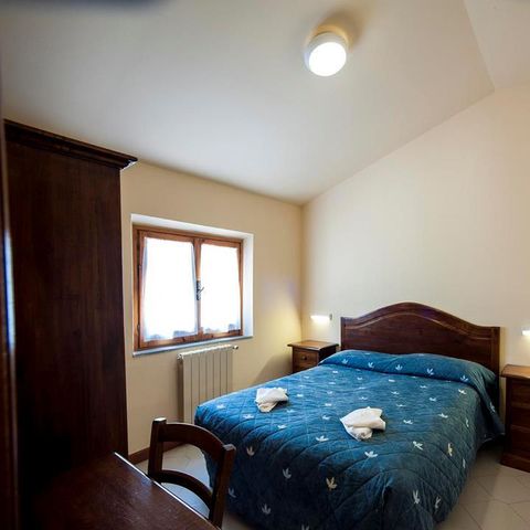Piso 2 personas - (2 personas incluidas - 3 personas adicionales posibles con cargo extra, por favor contacte con el camping)