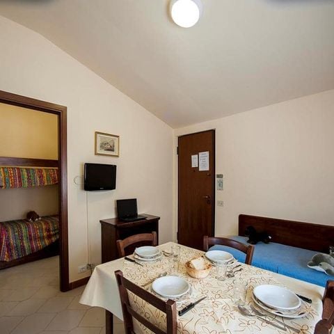 Piso 2 personas - (2 personas incluidas - 3 personas adicionales posibles con cargo extra, por favor contacte con el camping)