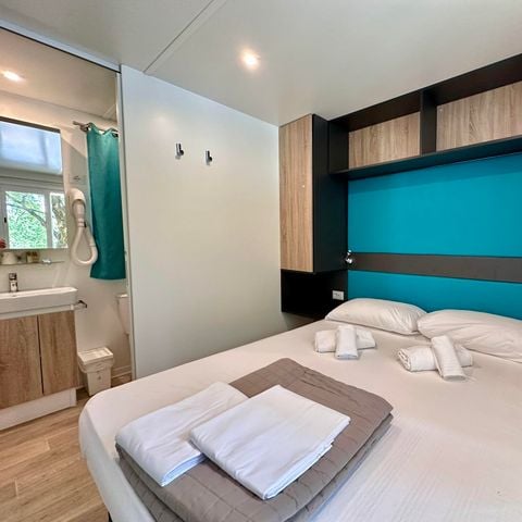 MOBILE HOME 2 people - Premium mobile home with 2 bedrooms - 2 bathrooms (2 persons included - 2 additional persons possible at extra charge, please contact the campsite)