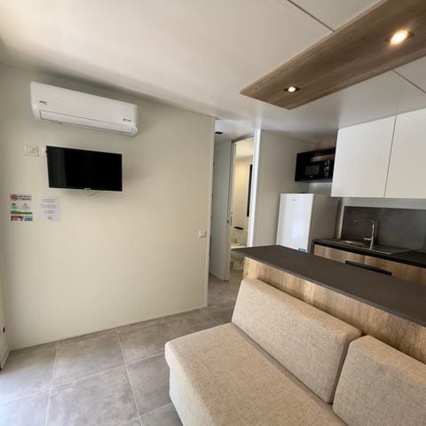 Mobile home 2 persons - Deluxe mobile home with 2 bedrooms - 2 bathrooms (2 persons included - 2 additional persons possible with surcharge, please contact campsite)