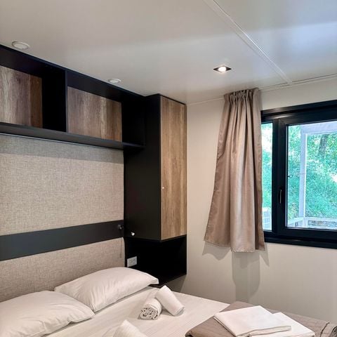Stacaravan 2 personen - Deluxe met - 2 slaapkamers - 2 badkamers - 2 personen inbegrepen - 2 extra - Personen mogelijk met toeslag - Neem contact op met de camping