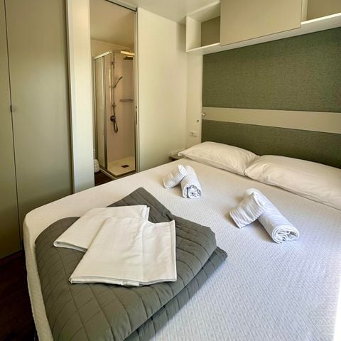Mobile home 2 persons - Superior mobile home with 3 bedrooms - 2 bathrooms (2 persons included - 4 additional persons possible with surcharge, contact campsite)