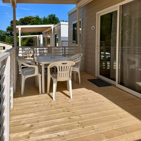 BUNGALOW 2 personnes - Mobil-home supérieur avec 3 chambres - 2 salles de bain (2 personnes incluses - 4 personnes supplémentaires possibles avec supplément, contacter le camping)