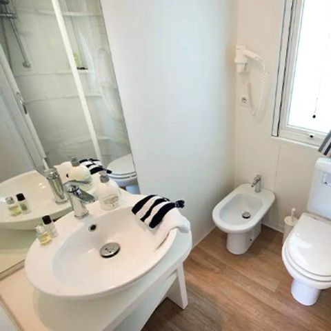 Bungalow 6 personas - Mobil-home | Confort | 3 Dormitorios | 6 Pers. | Terraza elevada | 2 baños | Aire acondicionado.