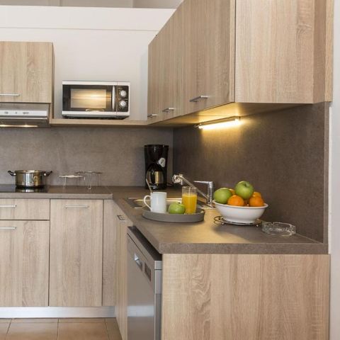 APARTMENT 6 people
