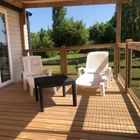Mobilheim 5 personen - 2 Zimmer Premium 32m2 mit überdachter Terrasse von 18m2 Geschirrspüler, 2 Liegestühle