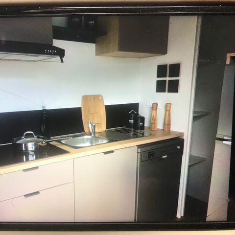 Mobilheim 5 personen - 2 Zimmer Premium 32m2 mit überdachter Terrasse von 18m2 Geschirrspüler, 2 Liegestühle