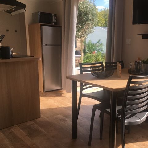 Mobilheim 5 personen - 2 Zimmer Premium 32m2 mit überdachter Terrasse von 18m2 Geschirrspüler, 2 Liegestühle